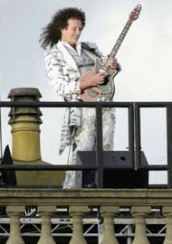 Brian 2002 beim 'Party at the palace concert' auf dem Dach des Buckingham Palace