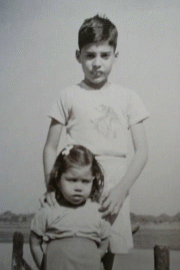 Freddie mit seiner Schwester Kashmira